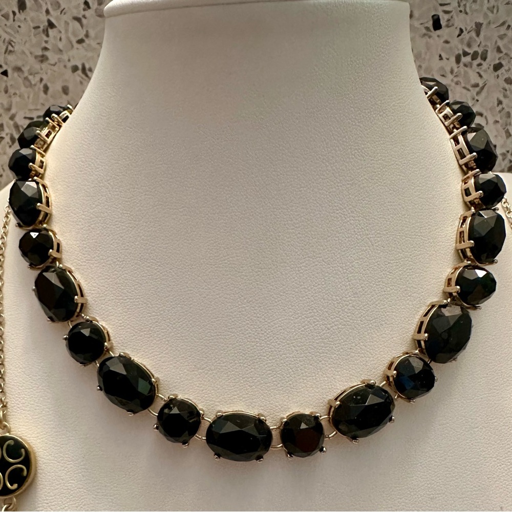 Black and gold tone jewelry set - Picture 3 of 13